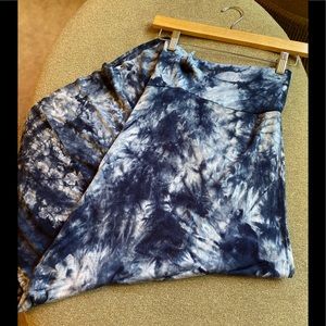•Beautiful Navy & White Tye Die Skirt